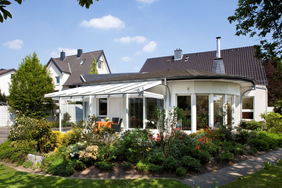Красивый дом с террасой и садом