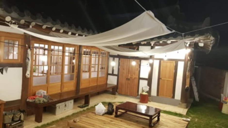 Корейский дом Ханок внутри с людьми