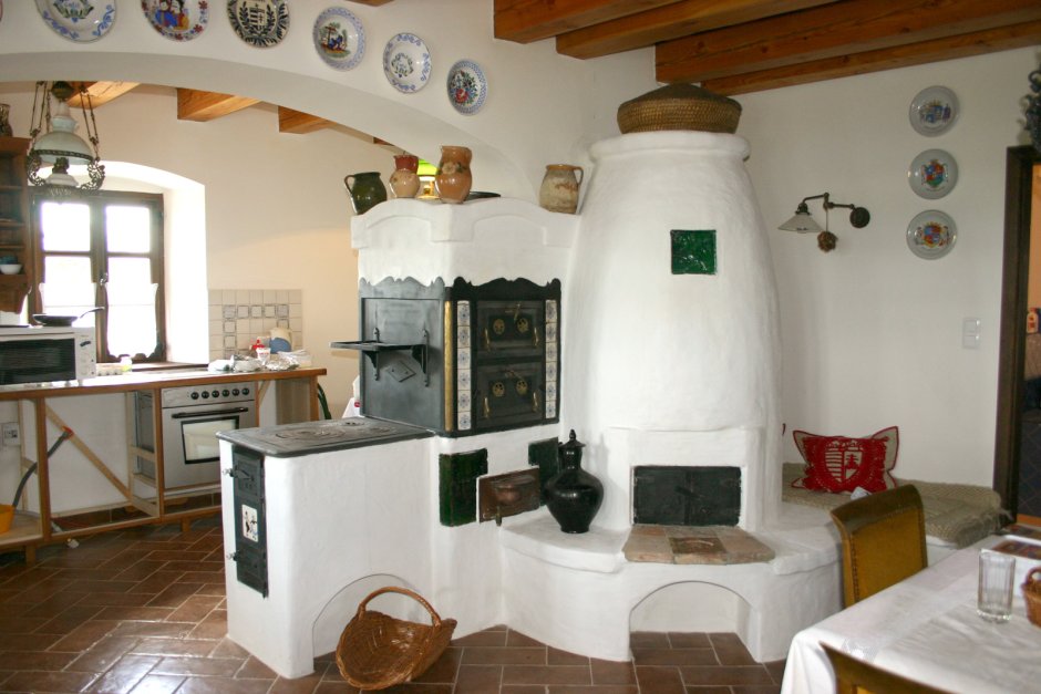 Кухня в деревенском доме с русской печью