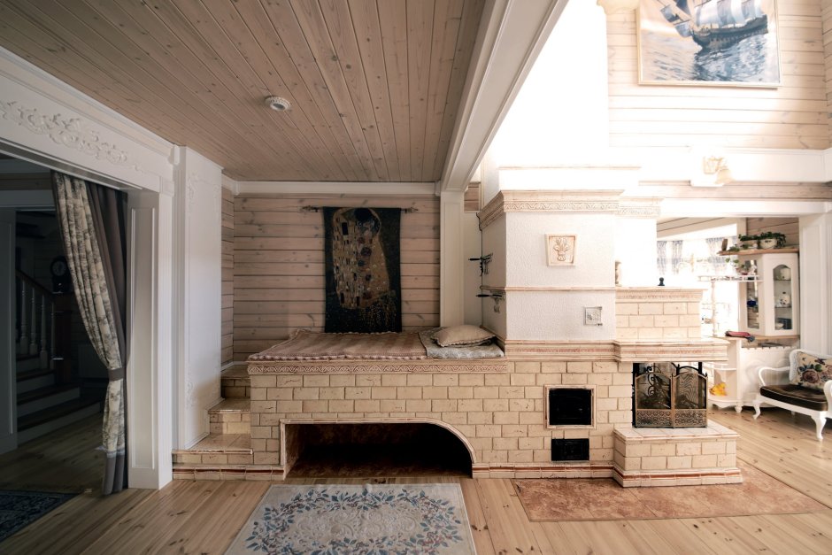 Кухня-гостиная с камином в деревянном доме