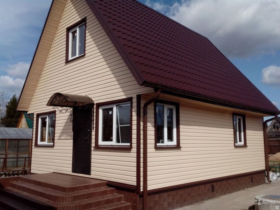 Бежевый дом с коричневой крышей