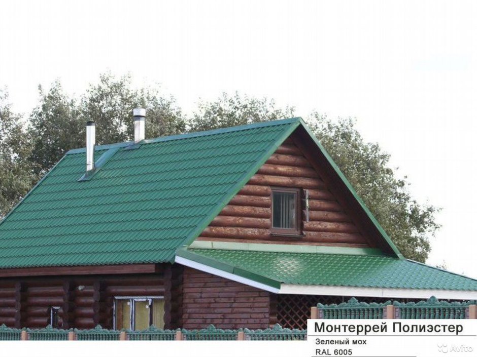 Коричневый бревенчатый дом с зеленой крышей