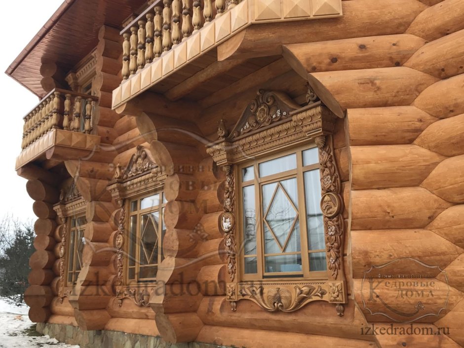 Деревянный дом из бревна с резными наличниками