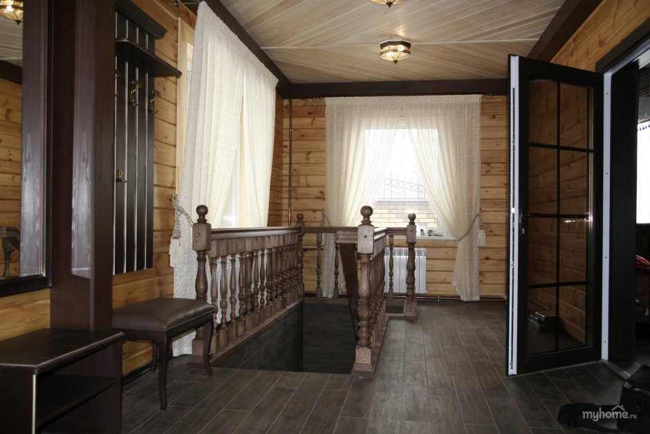 Прихожая в доме из клееного бруса
