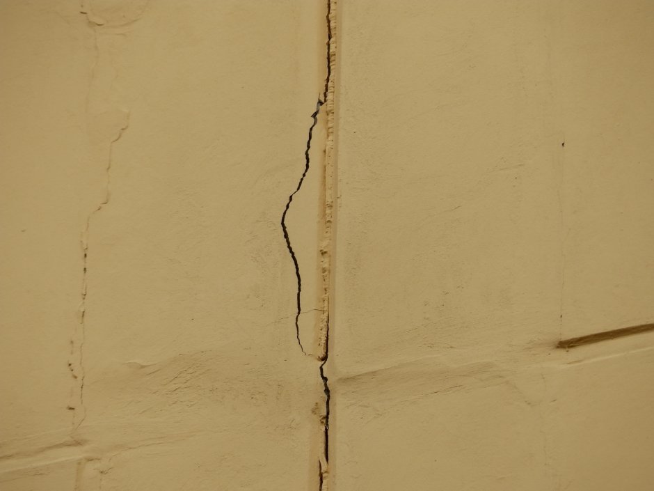 Трещины во внутренних стенах