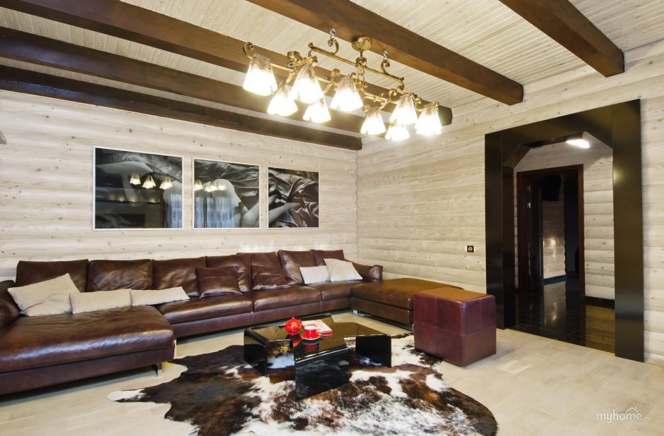 Белая коричневая гостиная в деревянном доме