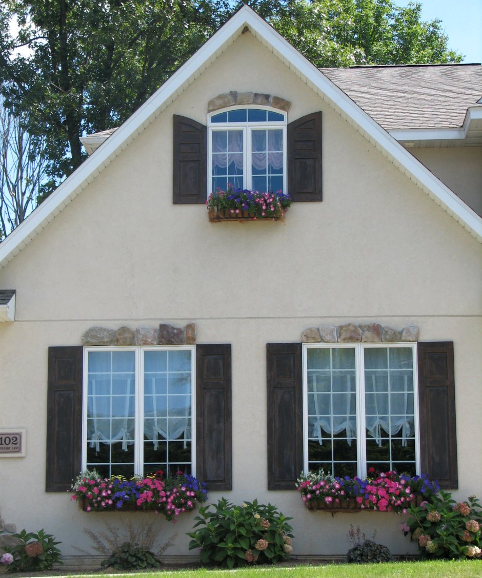 Дачные дома со ставнями на окнах