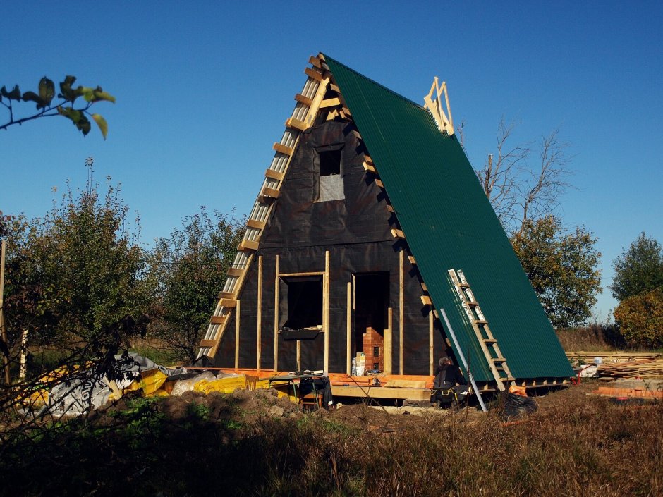Треугольный дом с пристройкой