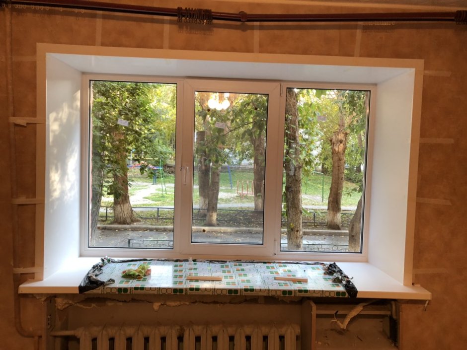 Окно с деревянным подоконником