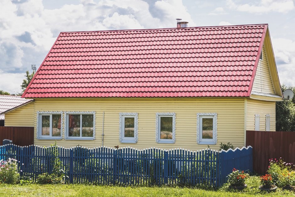 Частный дом с красной крышей