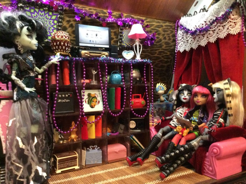 Декор интерьера куклами Барби