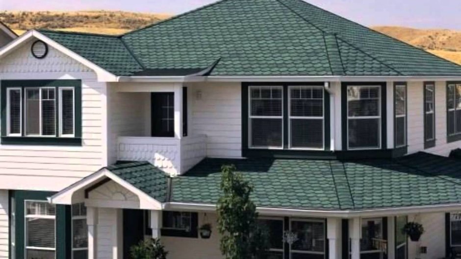 Красивый дом с зеленой крышей