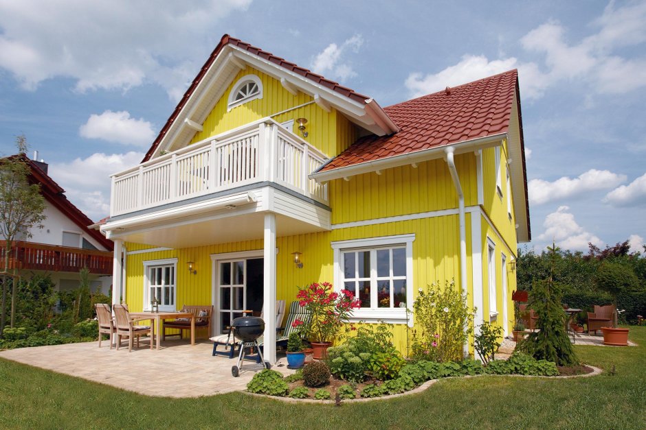Загородный дом желтого цвета