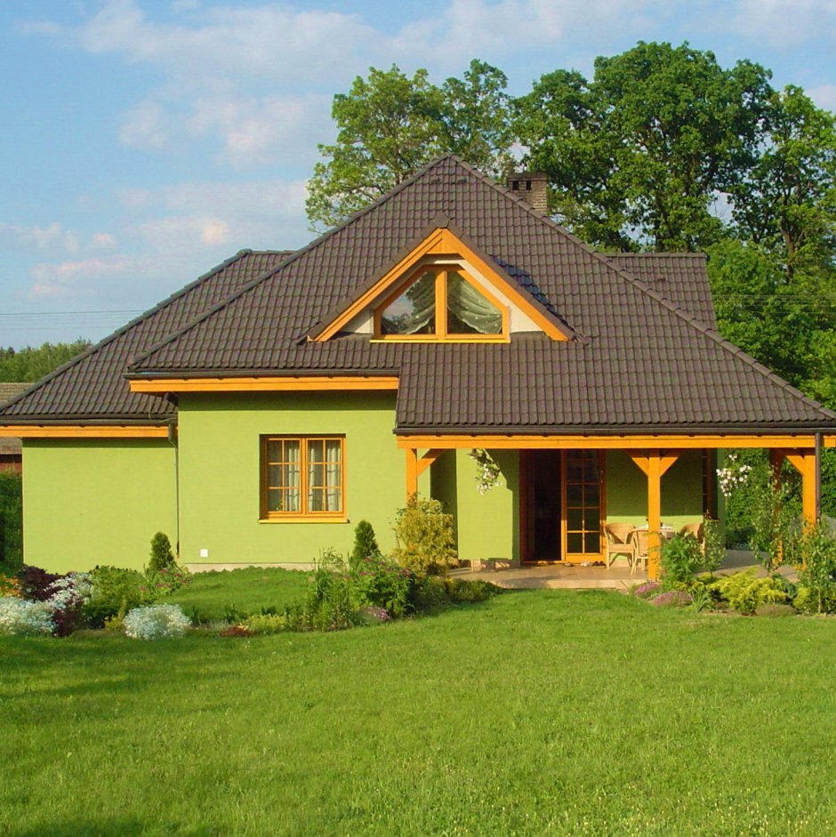 Одноэтажный дом с зеленой крышей