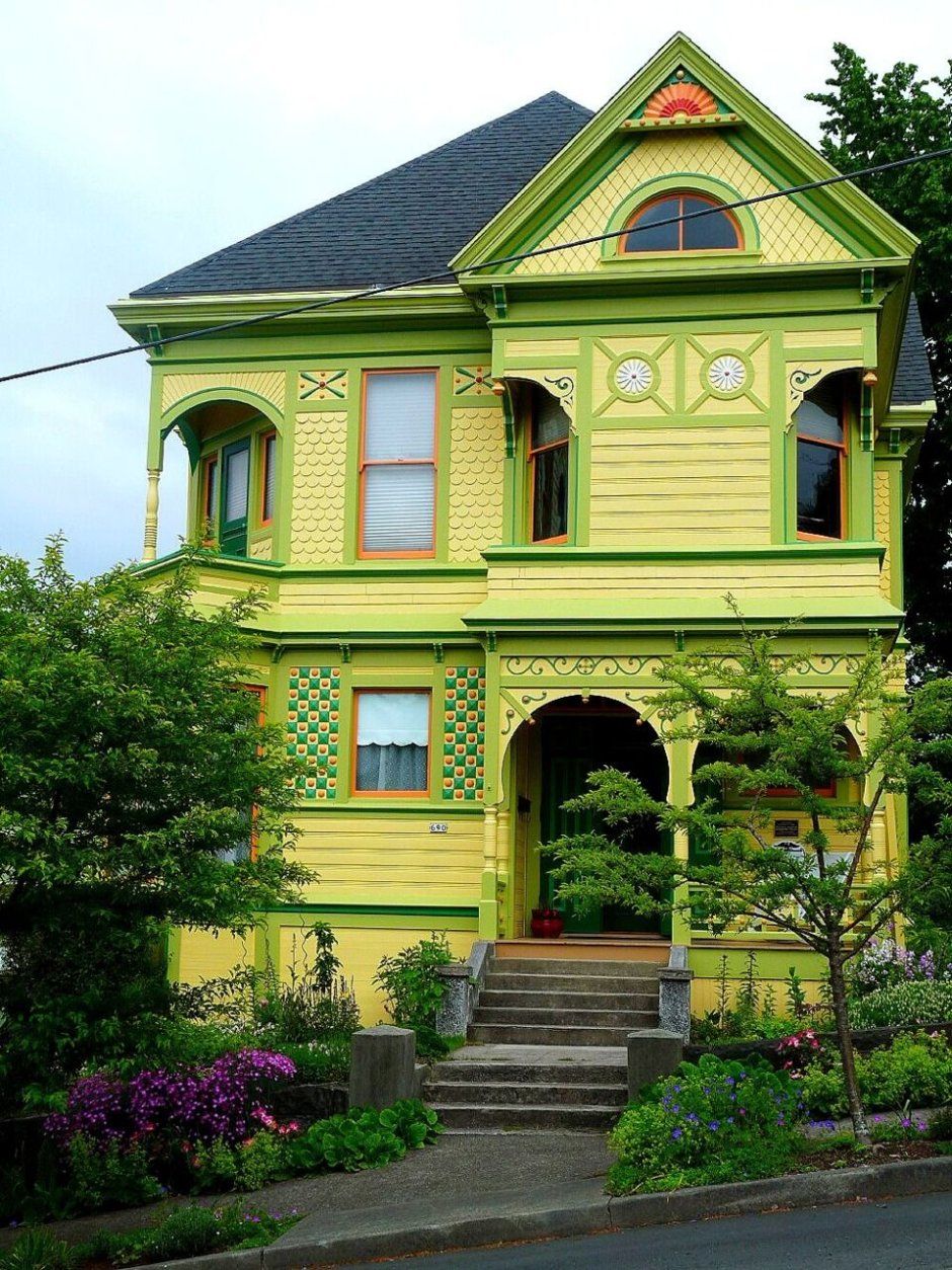 Дом с зеленым фасадом