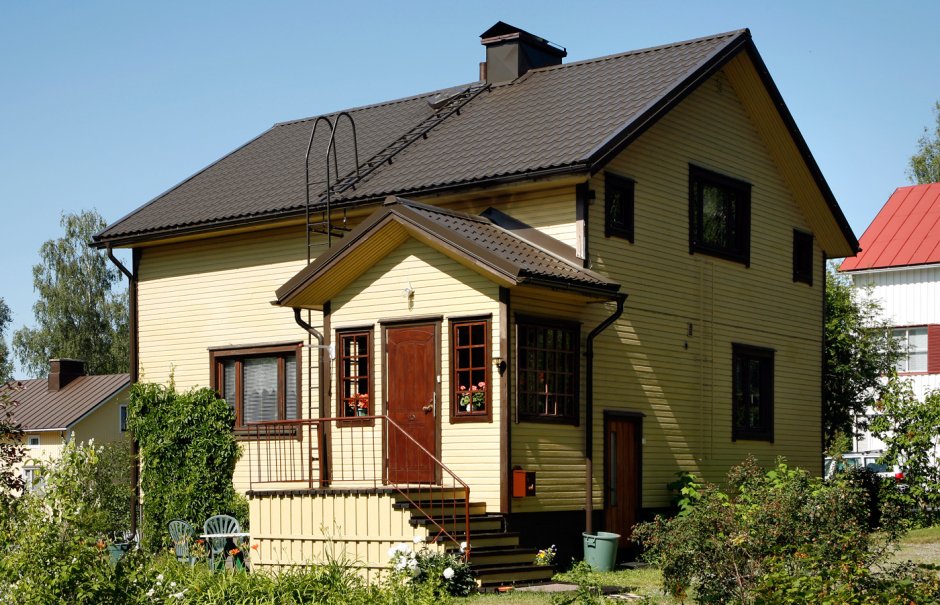 Дом с коричневой крышей металлочерепица