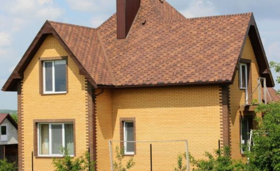 Кирпичный дом с коричневой крышей