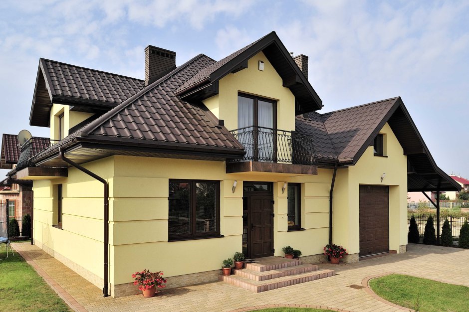 Желтый дом с коричневой крышей (50 фото)