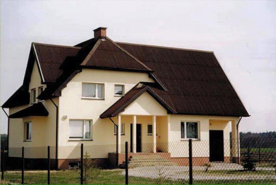 Светлый дом с коричневой крышей