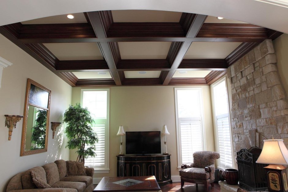 Потолок с балками в деревянном стиле