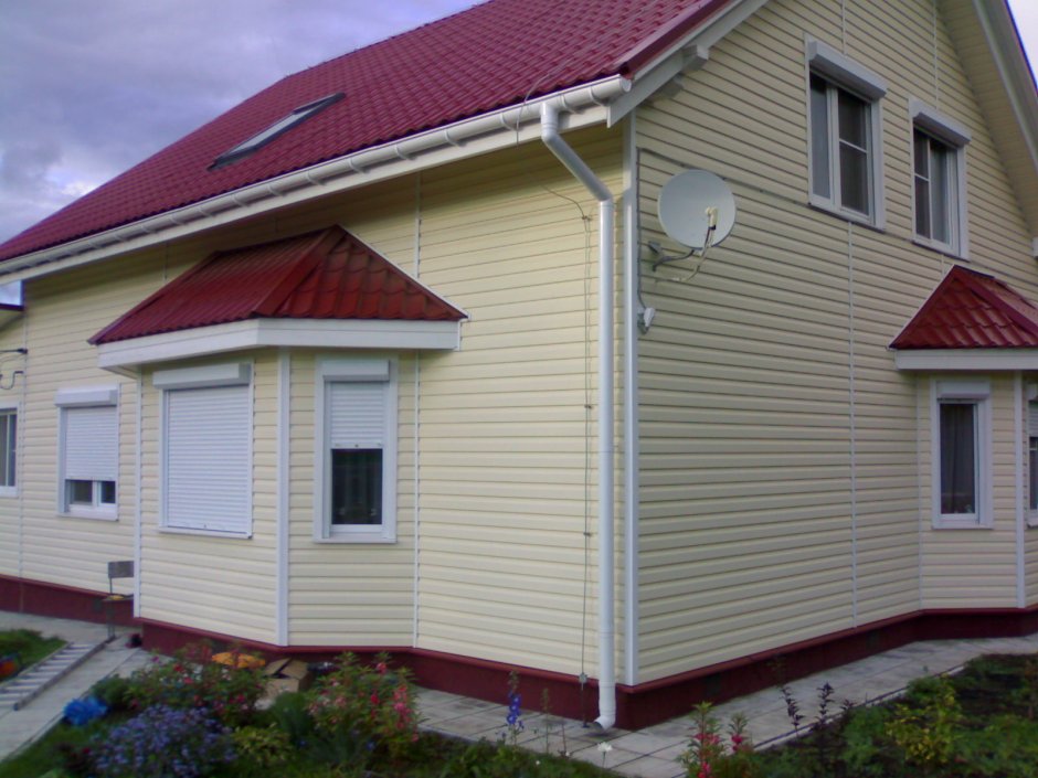 Дом с красной крышей и сайдингом