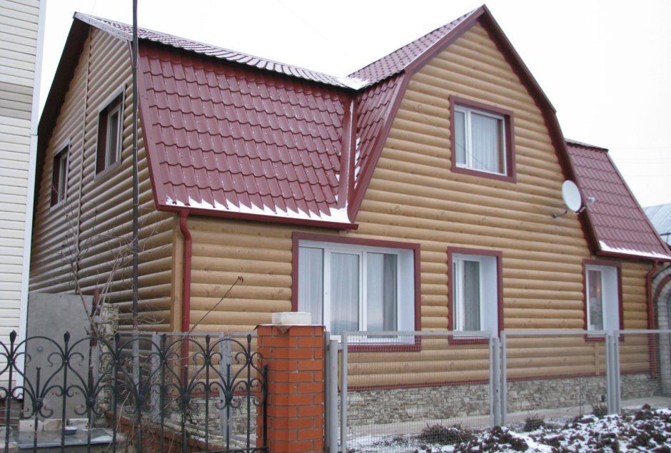 Дачный домик с красной крышей