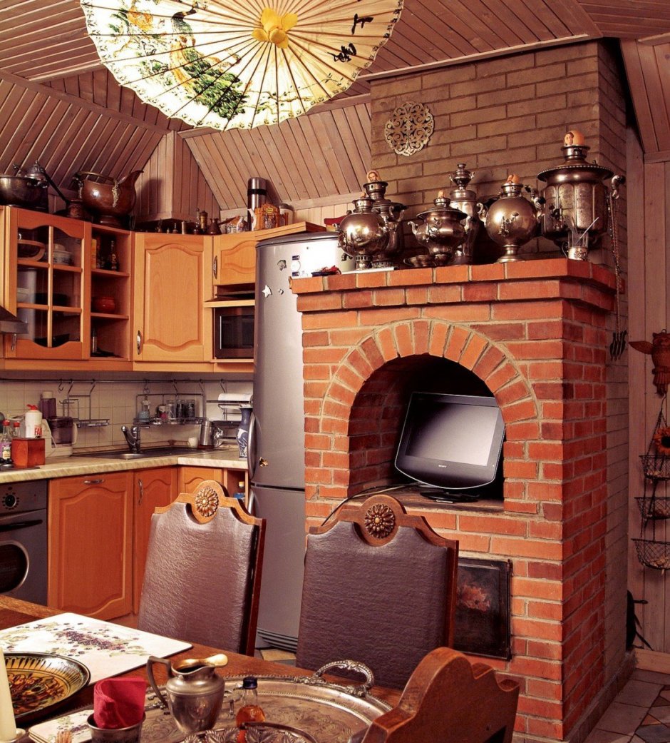 Интерьер кухни с русской печью