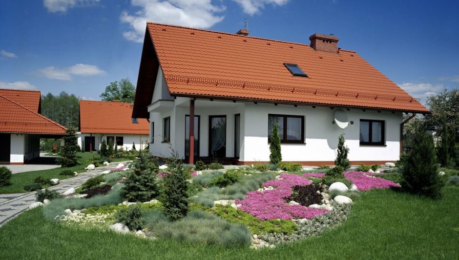 Дом с оранжевой крышей