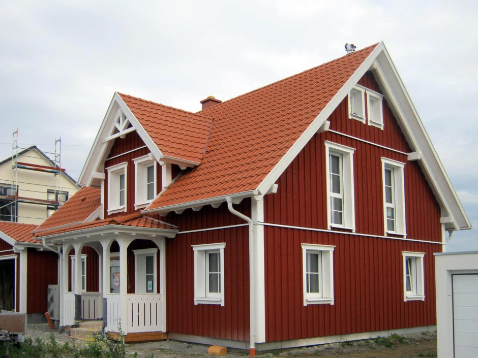 Красные фасады домов
