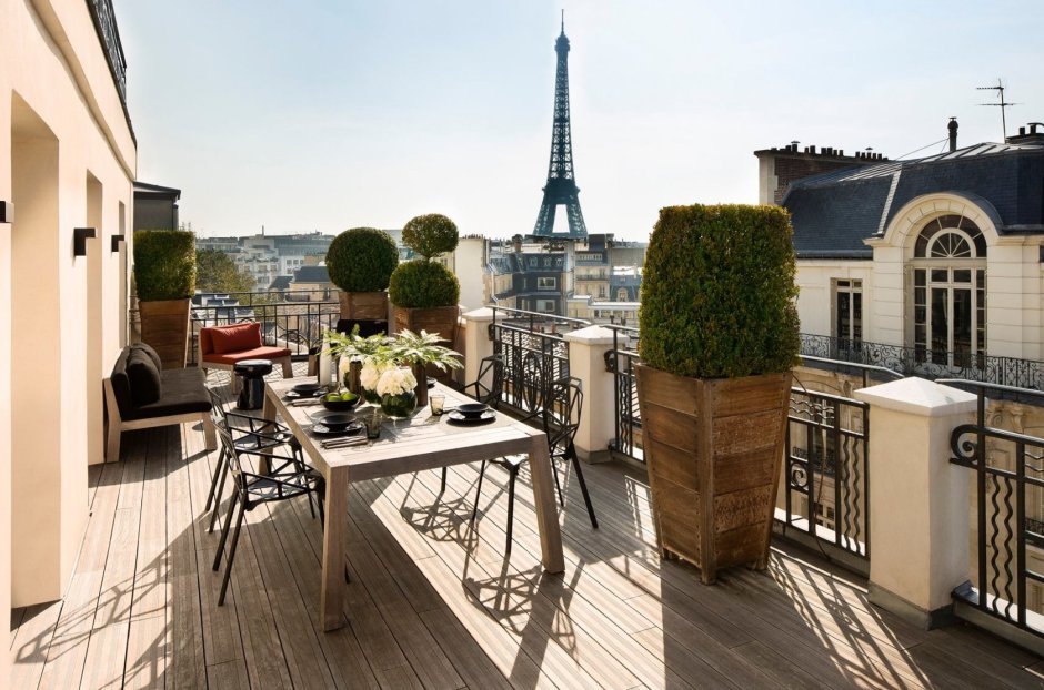 Париж вид с балкона на Эйфелеву башню