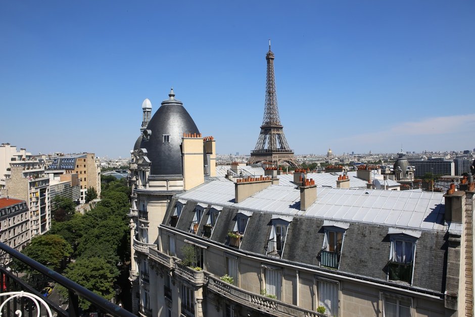 Улицы Парижа с видом на Эйфелеву башню