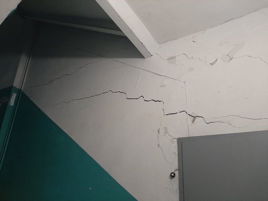 Трещины в местах сопряжения перегородок с потолками