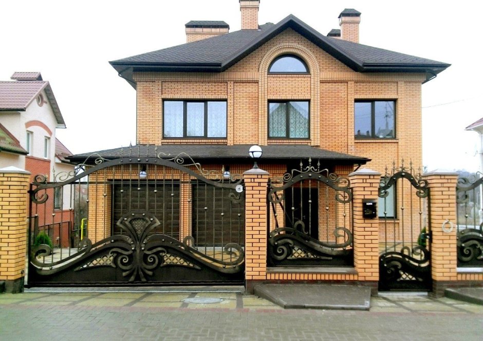 Фасад дома с забором