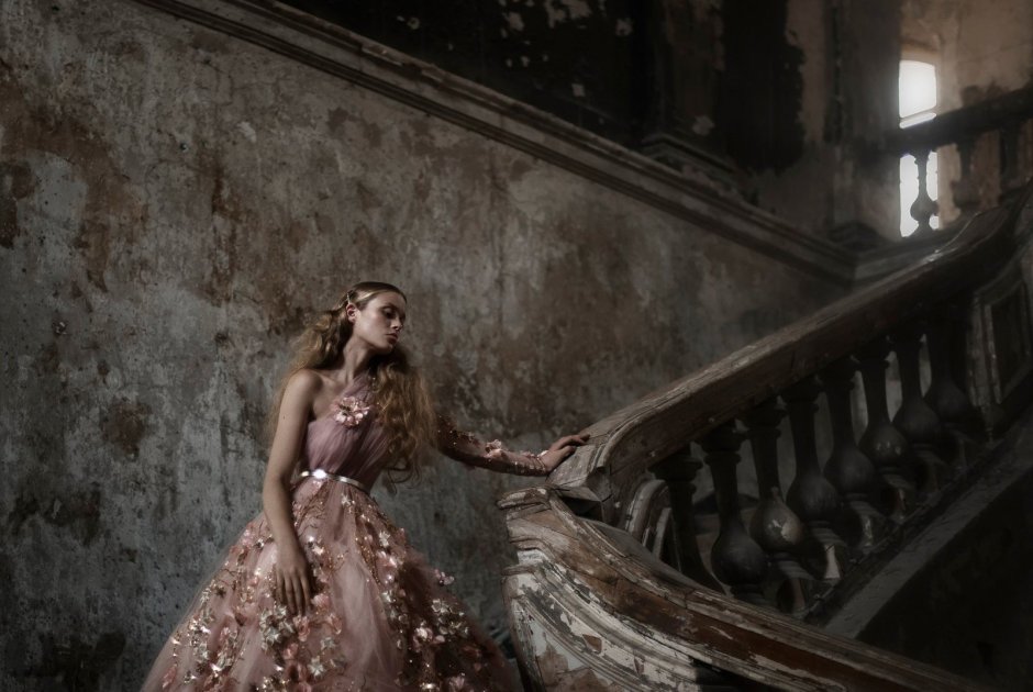 Девушка на лестнице в платье