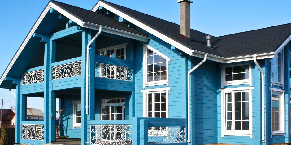 Деревянный дом голубого цвета