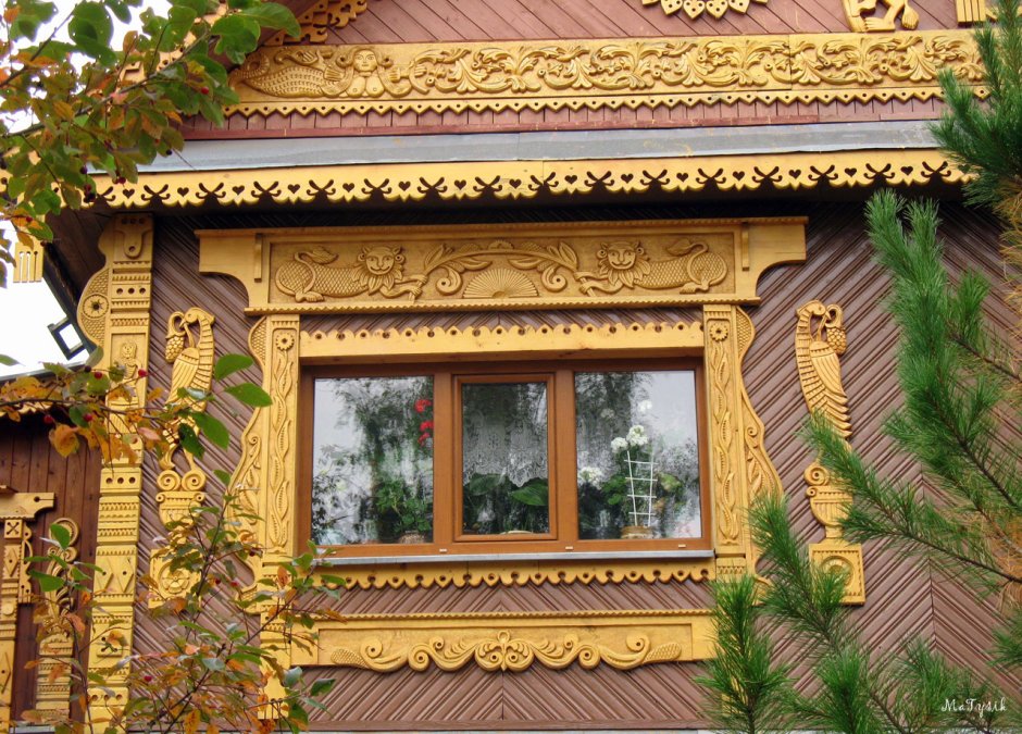 Старинные наличники на окна в деревянном доме