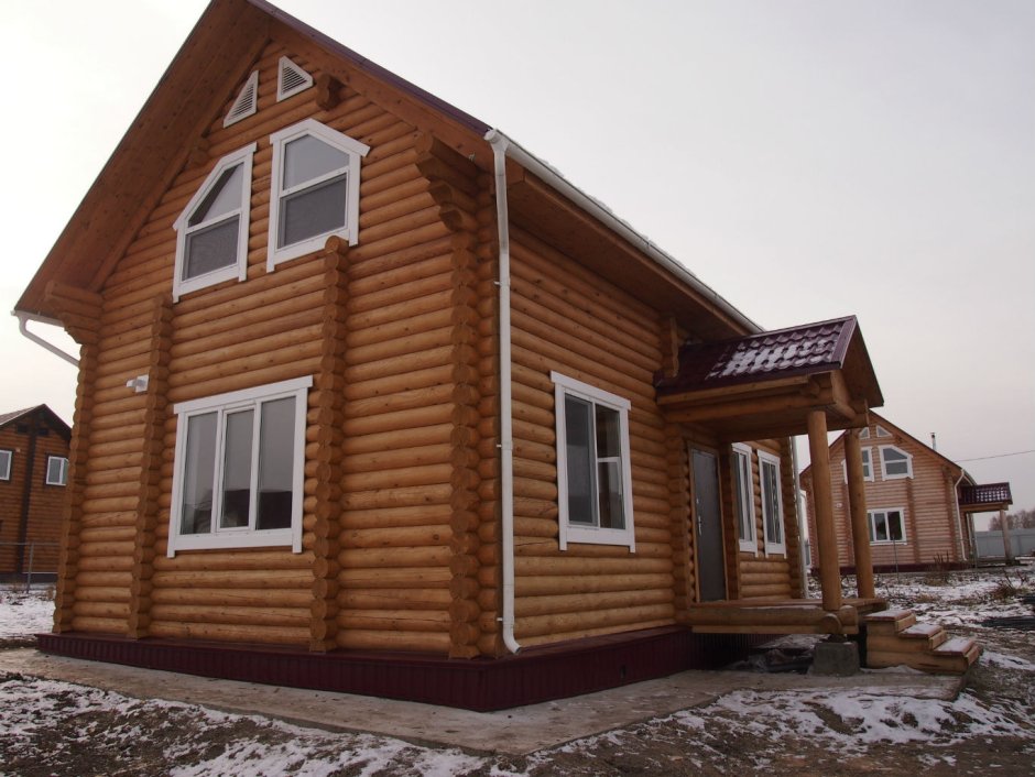 Бревенчатый дом с красной крышей