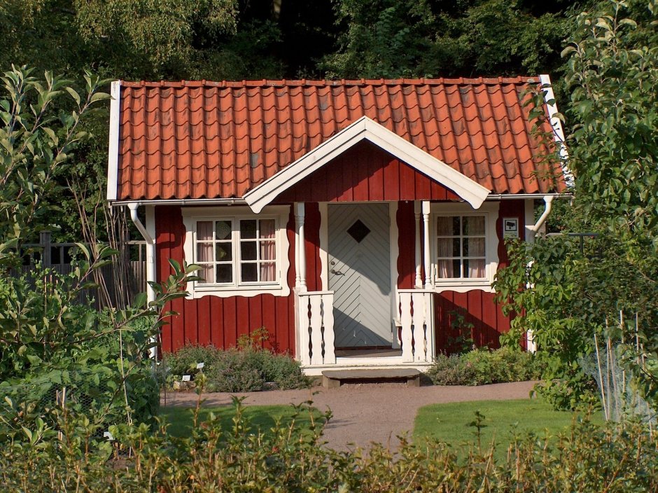 Скандинавский домик с красной крышей