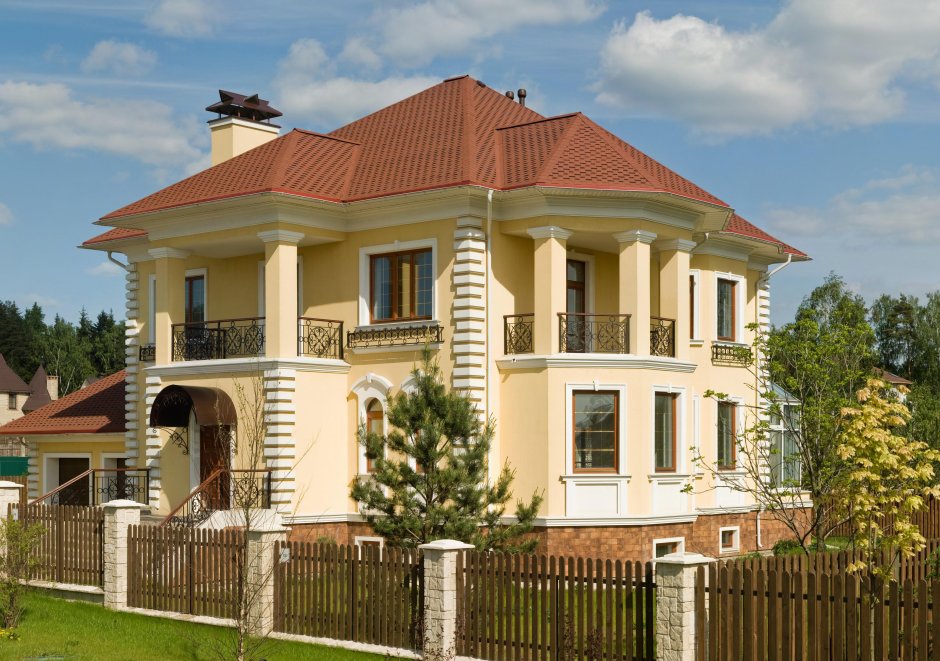 Деревянный дом с бордовой крышей