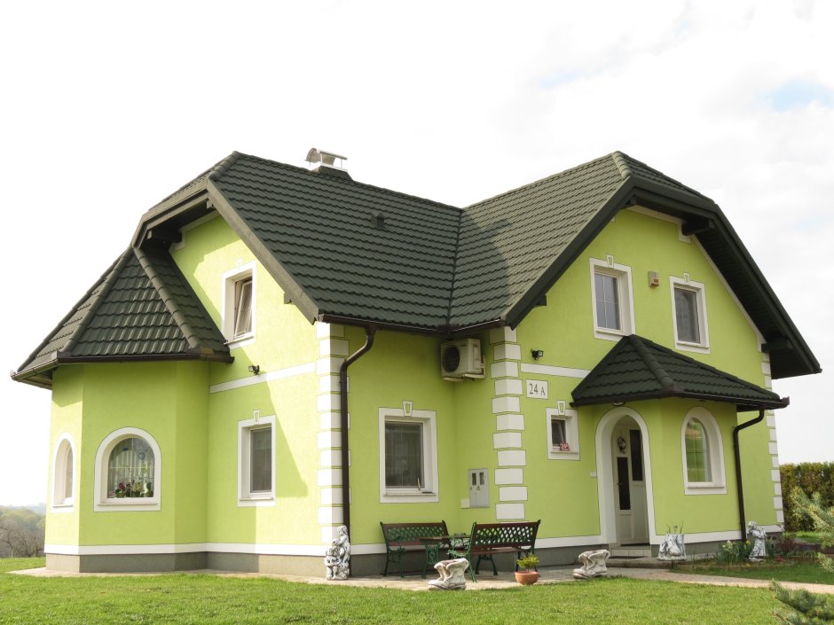 Цвет фасада дома с коричневой крышей