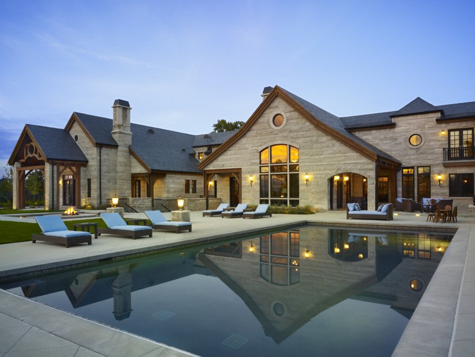 Дом в американском стиле с бассейном