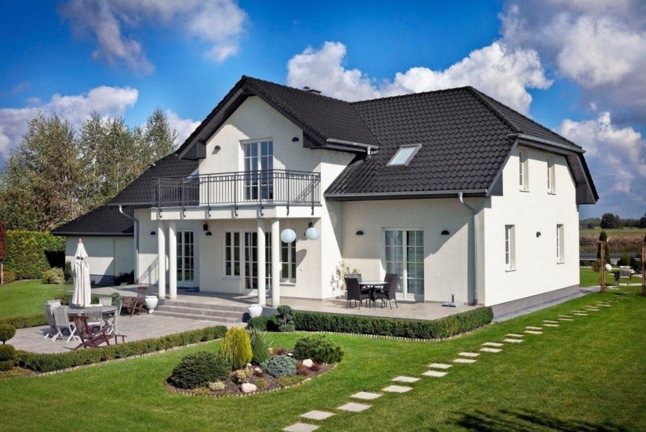 Дом белого цвета с коричневой крышей