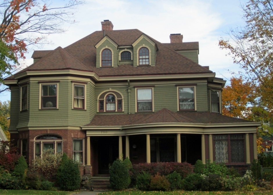 Дом фисташкового цвета с коричневой крышей (51 фото)
