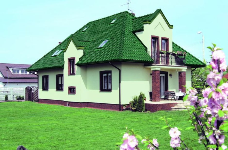 Фасад дома с зеленой крышей