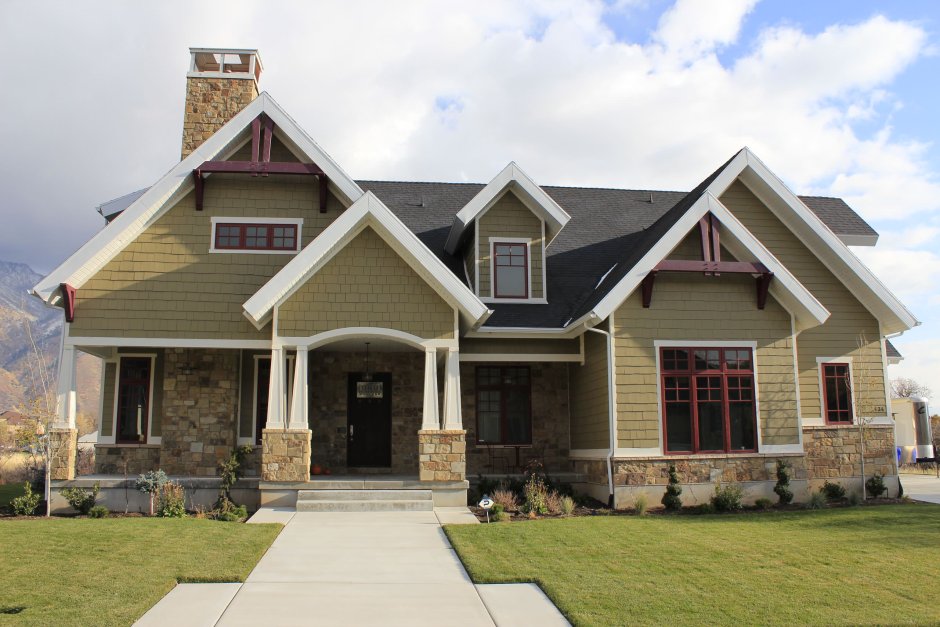 Дом в американском стиле с коричневой крышей