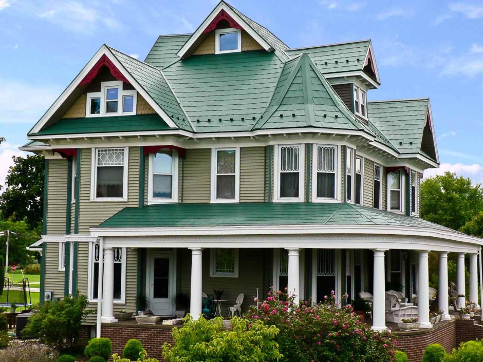 Голубой дом с зеленой крышей