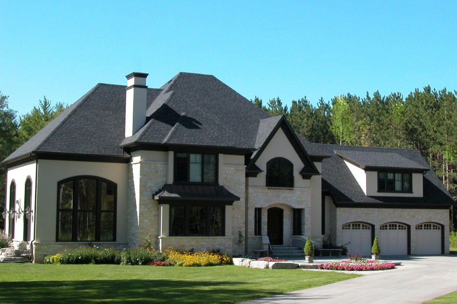 Серый дом с коричневыми окнами