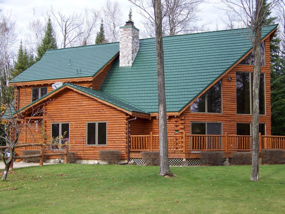 Деревянные дома с зеленой крышей
