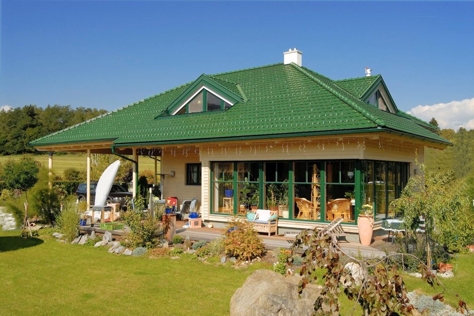 Деревянный дом с зеленой крышей