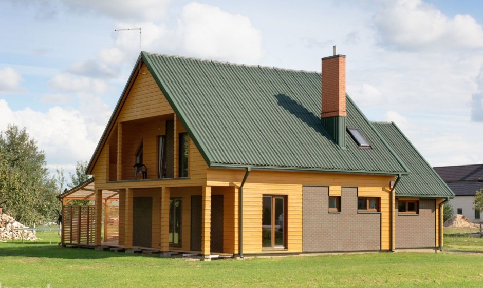Современный дом с зеленой крышей